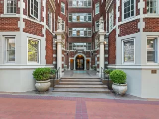 Photo #1: 19309095 Listing