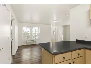 Photo #5: 193929409 Listing