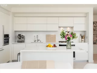 Photo #2: 194156512 Listing