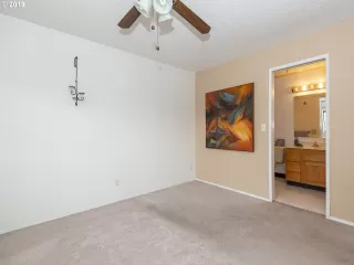 Photo #4: 19416006 Listing