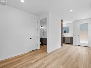 Photo #4: 194588240 Listing