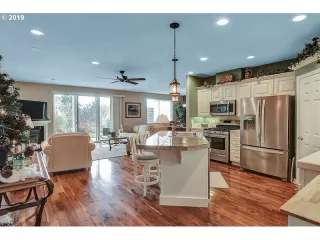 Photo #4: 19484079 Listing