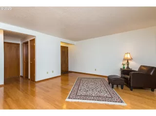 Photo #4: 19511963 Listing