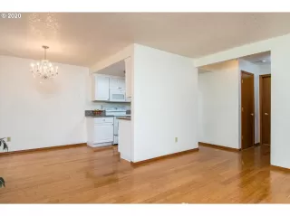 Photo #5: 19511963 Listing