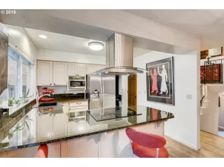 Photo #5: 19517629 Listing