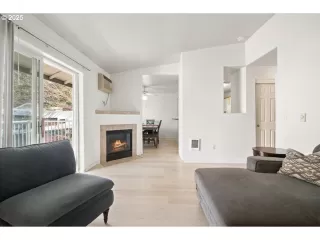 Photo #5: 195723047 Listing