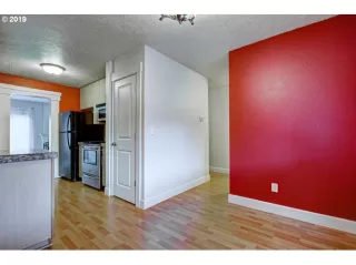 Photo #4: 19574326 Listing