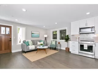 Photo #5: 19577968 Listing