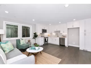 Photo #6: 19577968 Listing