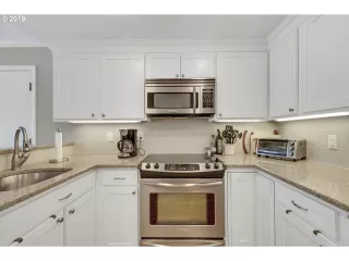 Photo #5: 19582507 Listing