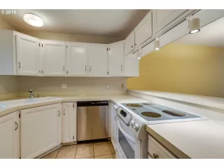 Photo #5: 19593159 Listing