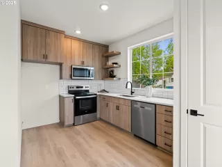 Photo #5: 195985396 Listing