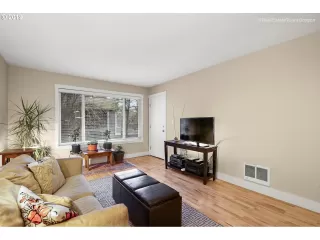 Photo #4: 19607529 Listing