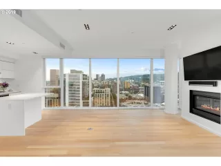 Photo #4: 19612499 Listing