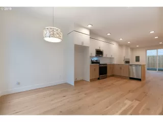 Photo #5: 19622439 Listing