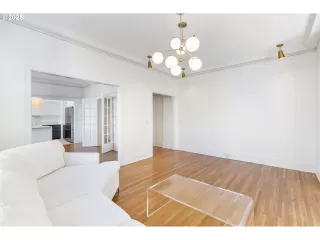 Photo #2: 196321435 Listing