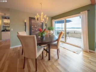 Photo #5: 19643352 Listing