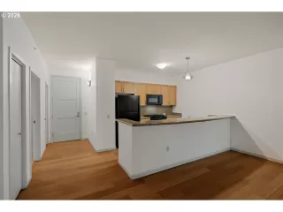 More Details about MLS # 198462110 : 1620 NE BROADWAY ST 206