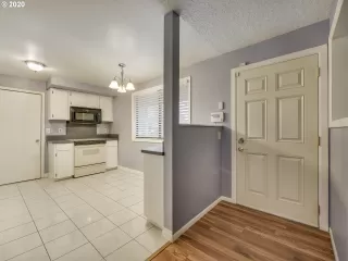 Photo #6: 20010112 Listing 