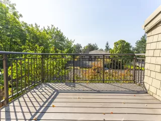 Photo #4: 20010905 Listing