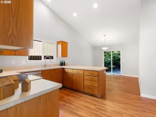 Photo #6: 20012627 Listing