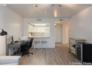 Photo #5: 20017896 Listing