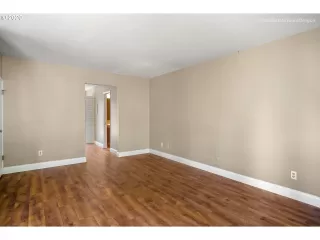 Photo #6: 20021208 Listing 