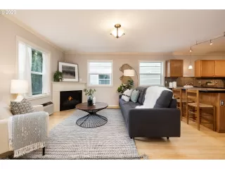 Photo #5: 20021228 Listing