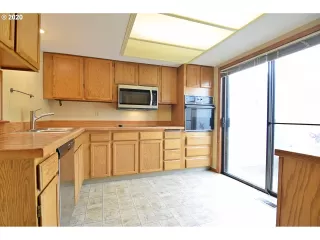 Photo #5: 20025028 Listing