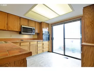 Photo #6: 20025028 Listing