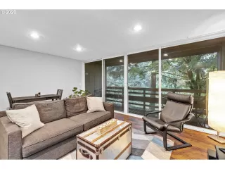 Photo #3: 20032619 Listing