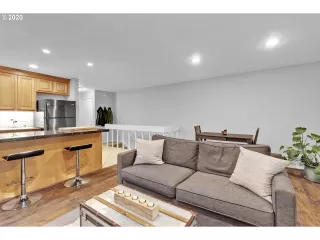 Photo #4: 20032619 Listing