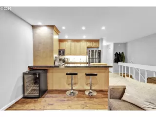 Photo #5: 20032619 Listing