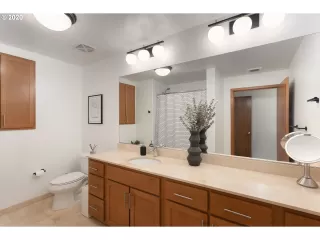 Photo #4: 20033405 Listing