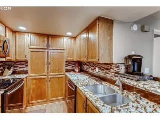 Photo #5: 20045069 Listing