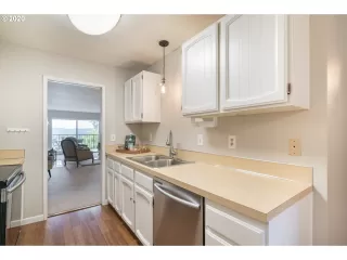 Photo #2: 20046329 Listing