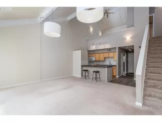 Photo #5: 20046414 Listing