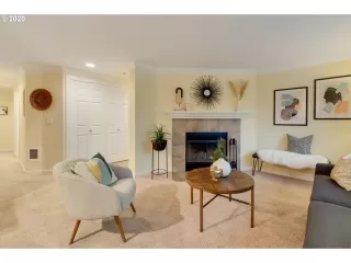 Photo #5: 20046416 Listing