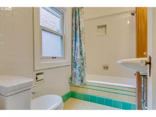 Photo #5: 20047172 Listing