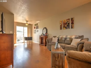 Photo #5: 20047259 Listing