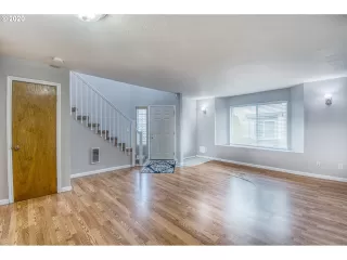 Photo #5: 20048054 Listing