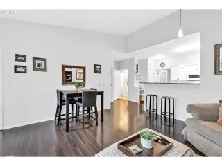 Photo #4: 20051006 Listing