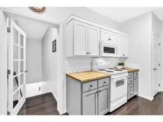 Photo #6: 20051006 Listing