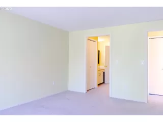 Photo #5: 20052438 Listing