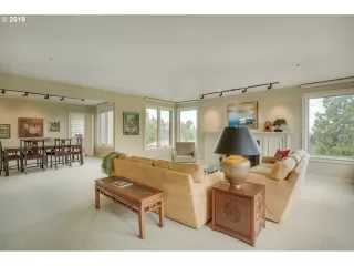 Photo #5: 20052975 Listing