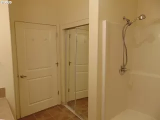 Photo #4: 20053353 Listing