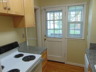 Photo #5: 20054320 Listing