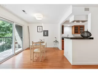 Photo #4: 20055623 Listing