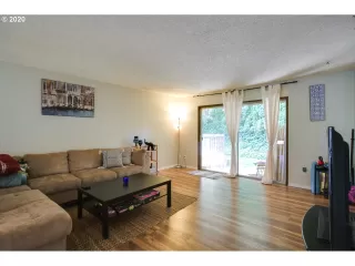 Photo #5: 20057344 Listing