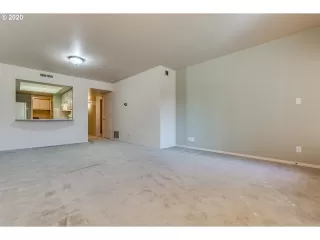 Photo #5: 20057358 Listing